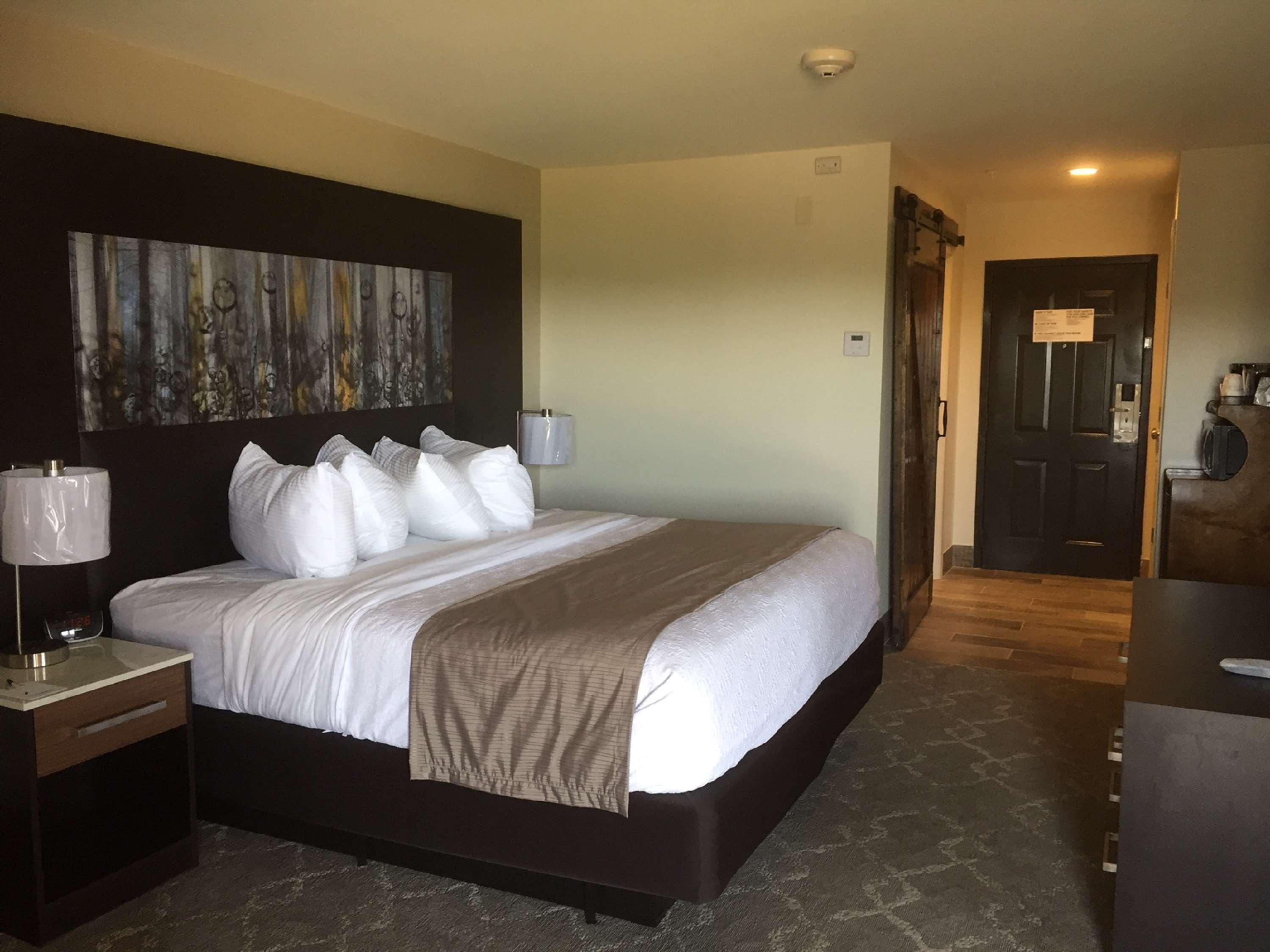 ไอเดน บาย เบสต์เวสเทิร์น แอท วอร์มสปริง โฮเต็ล แอนด์ อีเวนต์ เซ็นเตอร์ Hotel Warm Springs ภายนอก รูปภาพ