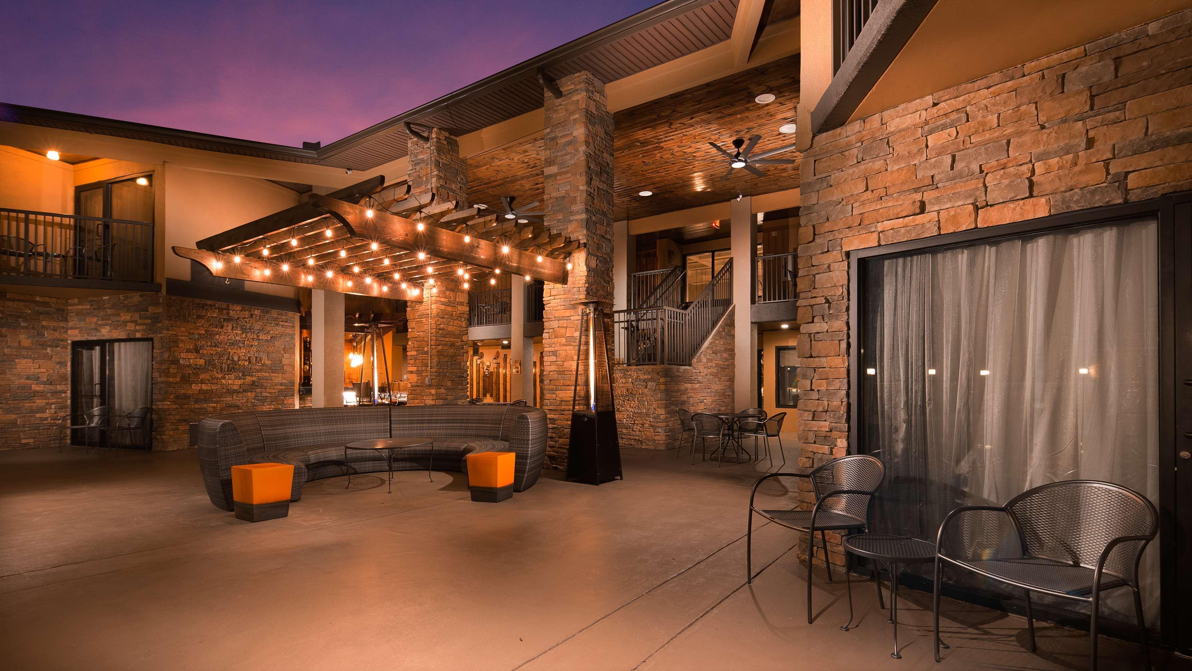 ไอเดน บาย เบสต์เวสเทิร์น แอท วอร์มสปริง โฮเต็ล แอนด์ อีเวนต์ เซ็นเตอร์ Hotel Warm Springs ภายนอก รูปภาพ