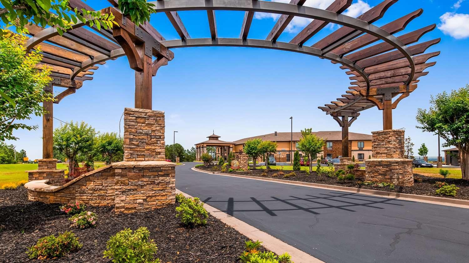 ไอเดน บาย เบสต์เวสเทิร์น แอท วอร์มสปริง โฮเต็ล แอนด์ อีเวนต์ เซ็นเตอร์ Hotel Warm Springs ภายนอก รูปภาพ